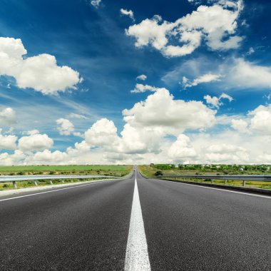 siyah asfalt yol ile merkezi ve dramatik gökyüzü ov beyaz çizgi