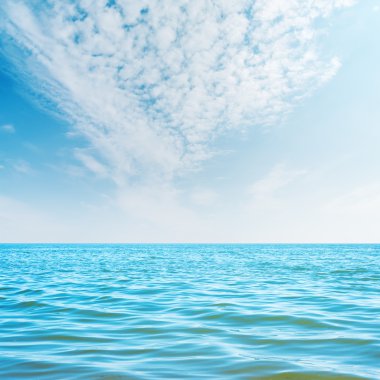 beyaz bulutlar gökyüzü ve mavi denizi