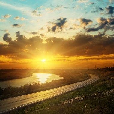 nehir ve yol üzerinde kara bulutlar iyi gün batımı