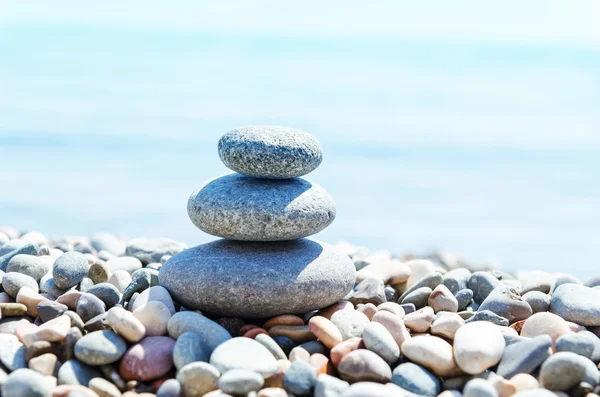 Pilha com pedras na praia do mar. Zen-como — Fotografia de Stock