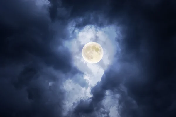 Supermoon in wolken — Stockfoto