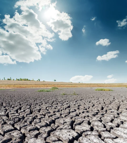 Céu dramático com sol ao longo do deserto — Fotografia de Stock