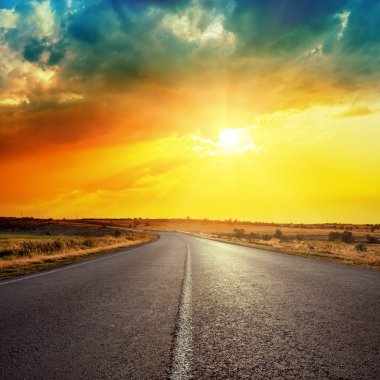 Güneş bulutların üzerinde yol
