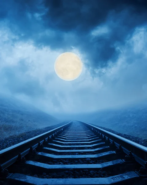 보름달 아래 밤에 철도 — 스톡 사진