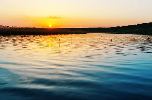 青い川と夕日 — ストック写真