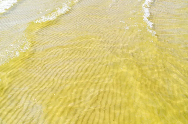 水の下で砂の波 — ストック写真