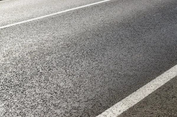 Asfalt yol closeup beyaz çizgiler ile — Stok fotoğraf