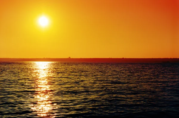 Oranje zonsondergang over donkere rivier — Stockfoto