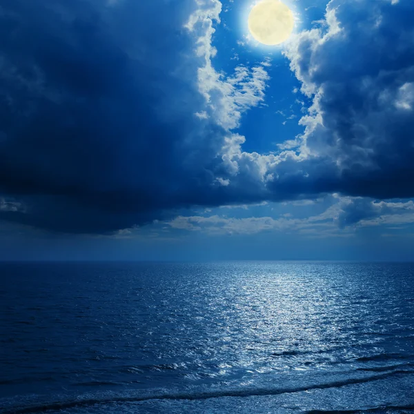 Volle maan in dramatische wolken en zee — Stockfoto