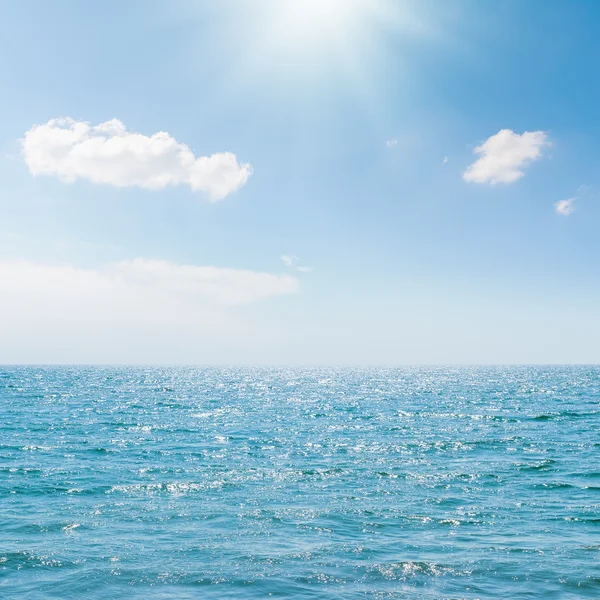 Slunce v modré obloze nad mořem — Stock fotografie