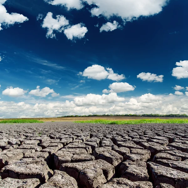 Calentamiento global. cielo dramático sobre tierra agrietada —  Fotos de Stock