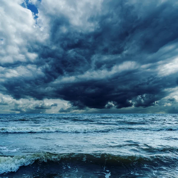 Stormy sky over dark sea with waves — Stock Photo, Image