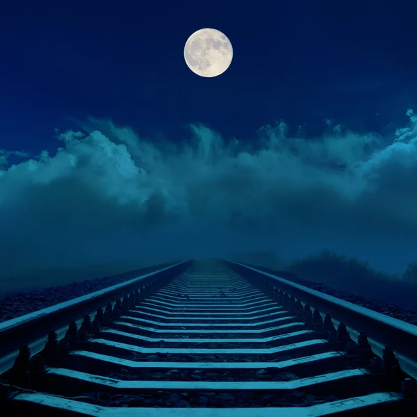 철도 및 구름 어두운 하늘에 보름달 — 스톡 사진