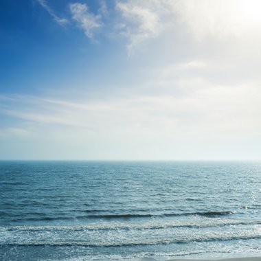 bulutlar dalgalar deniz üzerinde güneşte