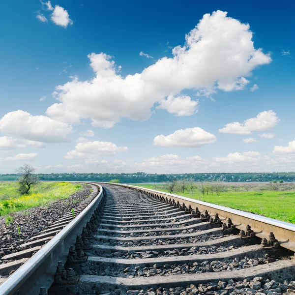 Spoorweg close-up horizon en witte wolken in blauwe hemel — Stockfoto