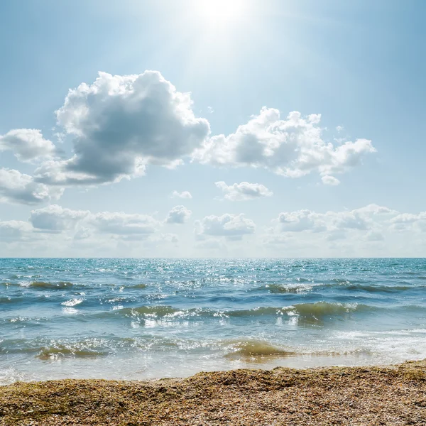 Stormigt hav och molnig himmel med sol — Stockfoto