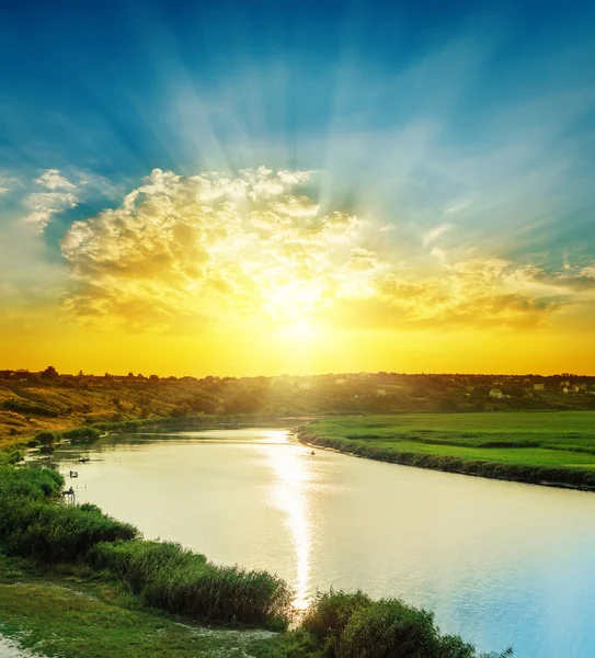 Bulutlar Nehri üzerinde parlak gün batımı — Stok fotoğraf