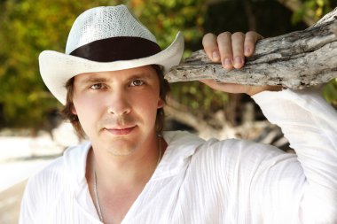 Şapka yaz açık hava portre yakışıklı adam yakın. Tatil. 