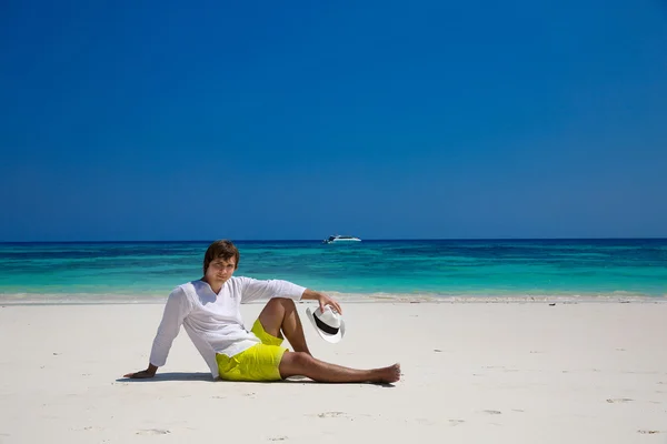 Літній пляж. Розслабся. Успішний красивий чоловік у капелюсі відпочиває на e — стокове фото