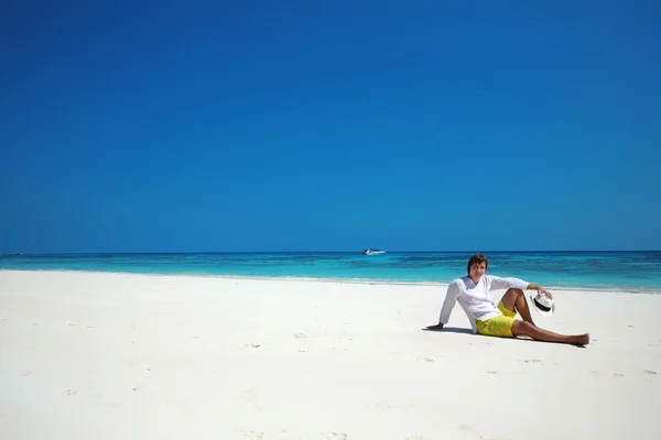 La plage Freedom. Du calme. Succès bel homme en chapeau reposant sur — Photo