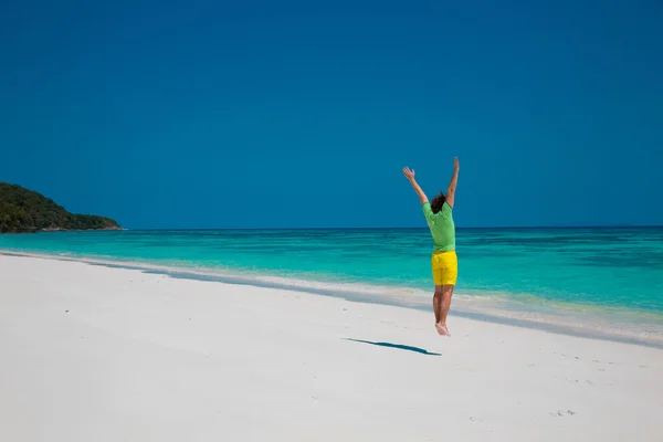 Freiheit Strand Sommerurlaub Konzept. schöner junger Mann springt — Stockfoto