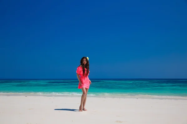 Женщина, гуляющая по экзотическому пляжу, брюнетка, модель — стоковое фото