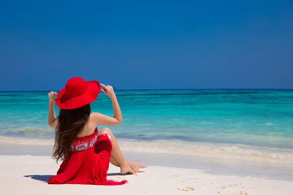 Happy woman enjoying beach relaxing joyful on white sand in summ — Stok fotoğraf