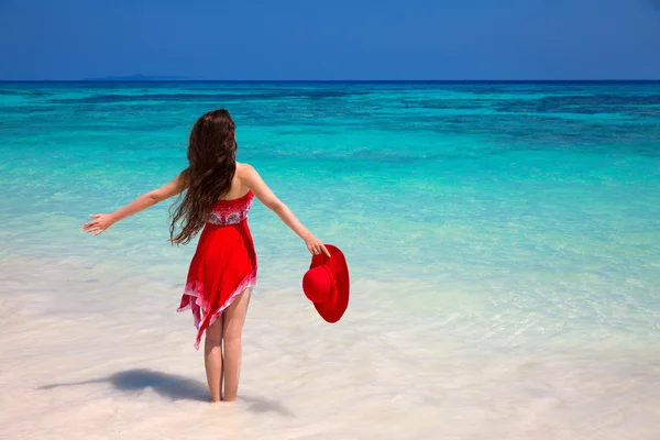 Glückliche Frau genießt im Sommer am exotischen Strand bei tropischem Blau — Stockfoto