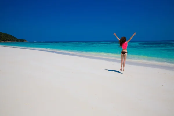 Una mujer. Felicidad felicidad libertad playa concepto. Disfruten. Beautif. —  Fotos de Stock