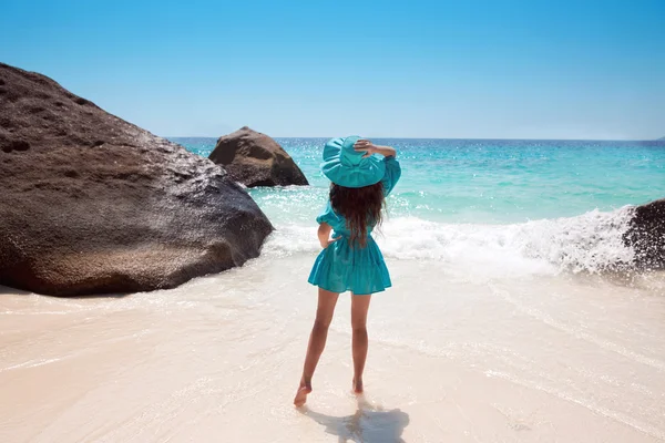 Belle femme en chapeau sur la plage. Jeune femme profitant du soleil — Photo