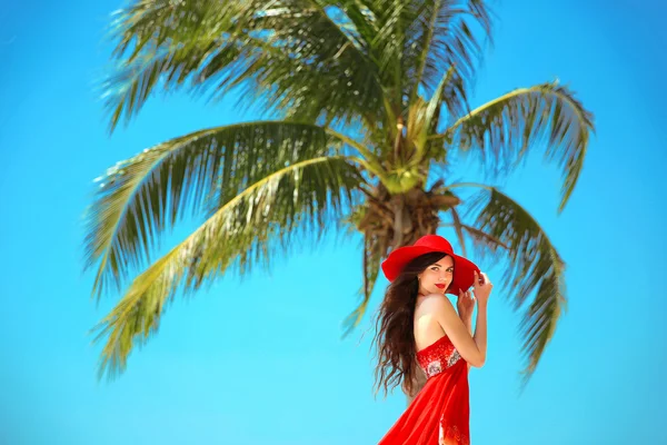 Schoonheid zorgeloos jong meisje met de rode hoed ontspannen op de tropische bea — Stockfoto