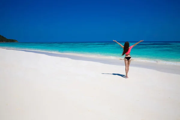 Free Happy Woman Disfrutando de la naturaleza tropical de playa. Bienestar. Trave. —  Fotos de Stock