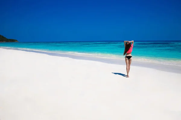 Ücretsiz mutlu kadın zevk tropikal plaj doğa. Sağlık. Trave — Stok fotoğraf