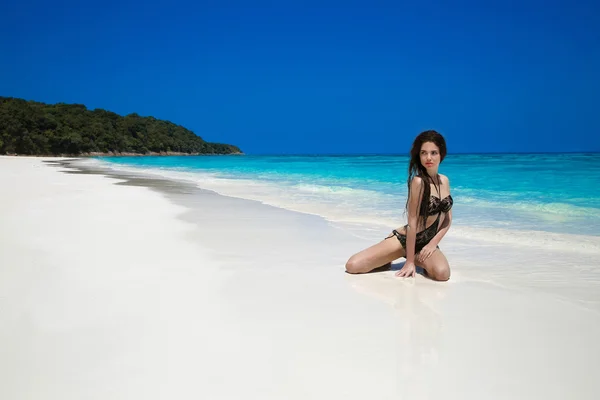 Sexy beautiful girl with long hair in black bikini relaxing on e — Stock Photo, Image