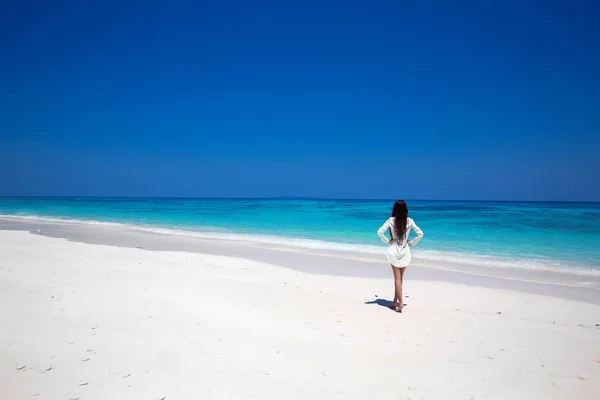無料幸せな女性を楽しむ熱帯ビーチ、エキゾチックな上を歩く女の子 — ストック写真