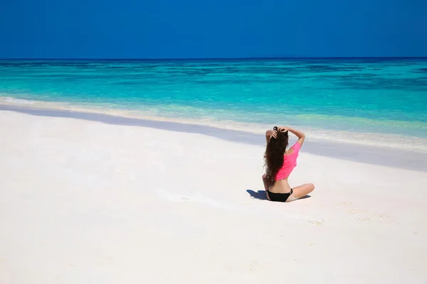 Felice donna bruna godendo sulla spiaggia esotica in estate da tropi — Foto Stock