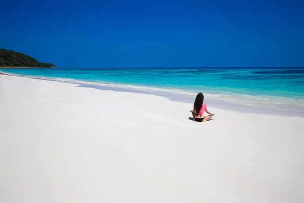 Mujer joven practicando yoga en la exótica playa tropical con bl —  Fotos de Stock