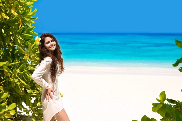 Gratuit Happy souriant femme Profiter de la nature sur la plage tropicale. Beau. — Photo