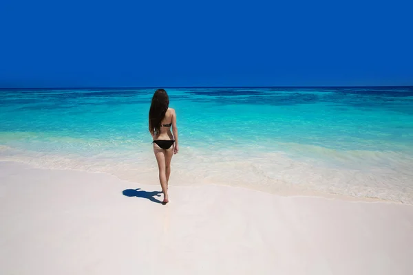 Suntanning mulher biquíni andando na praia tropical, de volta ao ar livre — Fotografia de Stock