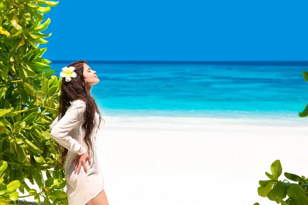Freie schöne Frau genießt die Natur am tropischen Strand. Schönheit g — Stockfoto