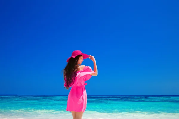 Belle femme élégante avec chapeau reposant sur la plage tropicale, brun — Photo