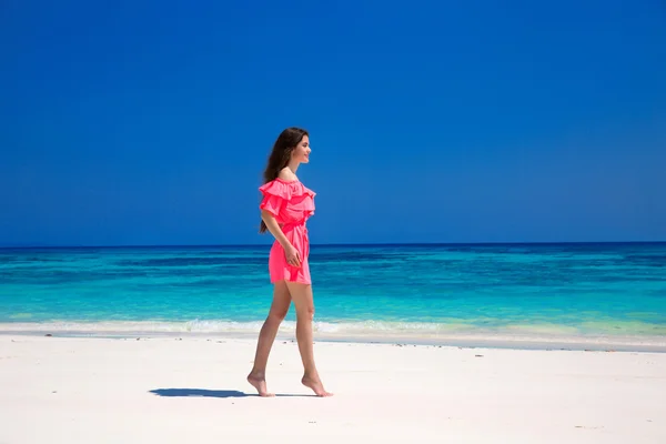 Hermosa mujer delgada en vestido rojo disfrutando en el mar exótico, trópico —  Fotos de Stock