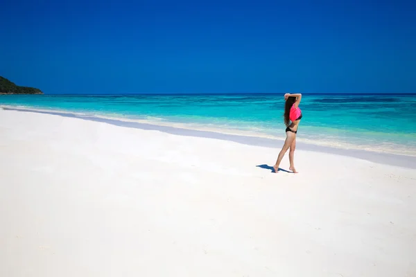 Cieszyć się życiem. Zdrowa kobieta chodzenia na egzotycznym morze. Dopasowanie brunetka — Zdjęcie stockowe