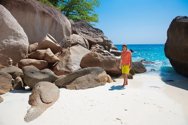 Schöner junger Mann an einem tropischen Strand, entspannen Sie sich im Sommerurlaub — Stockfoto