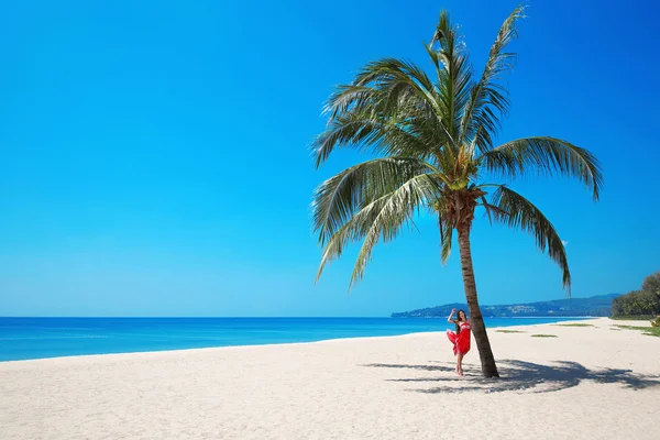 Bénéficiant femme libre sur la nature Vue de la plage tropicale avec un lo — Photo