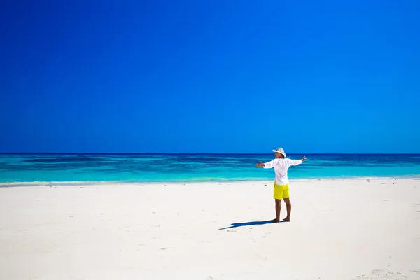 A la orilla del mar. Feliz hombre libre en vacaciones de verano levantando las manos o Ope — Foto de Stock