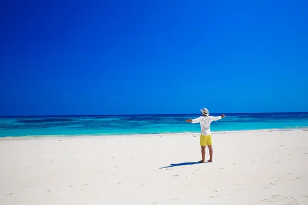 La nature. Au bord de la mer. Heureux homme libre levant les mains ou les bras ouverts — Photo