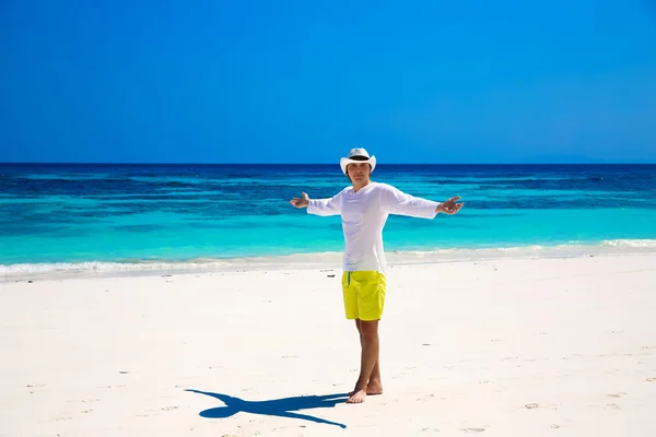 Feliz homem de negócios livre em férias de verão Levantando as mãos ou Abrir — Fotografia de Stock