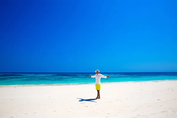 Au bord de la mer. Heureux homme libre en vacances d'été lever les mains ou Ope — Photo