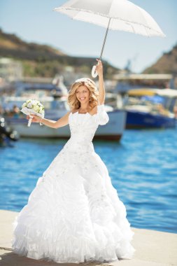 Gülümseyen güzel gelin gelinlik beyaz şemsiye pos ile